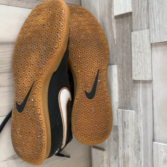 Nike soccer shoes - Picture 3 of 3